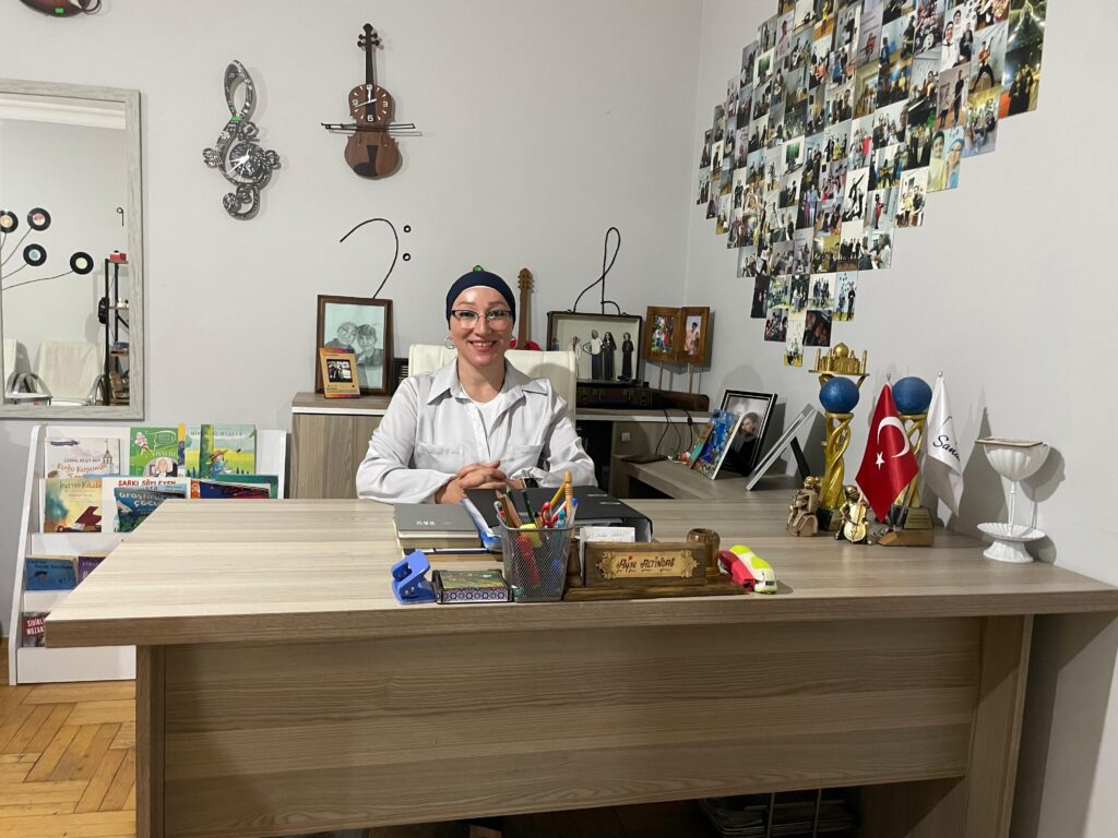 AYŞE ALTINDAĞ’IN SANAT YUVASI: MÜZİK, RESİM VE EL SANATLARINDA İLHAM VEREN BİR MERKEZ