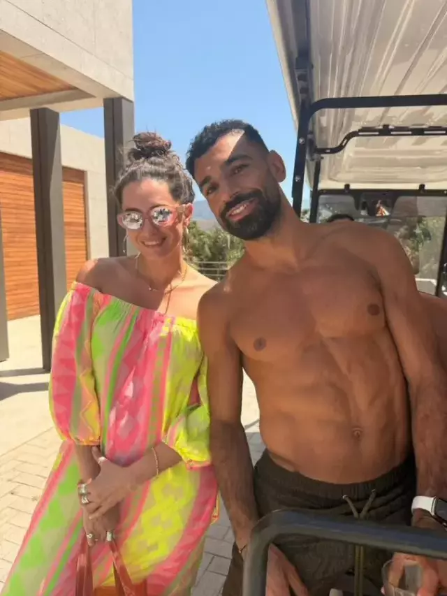 Hande Doğandemir’den Salah Sürprizi! Tatilde Yıldız Futbolcuyla Buluştu