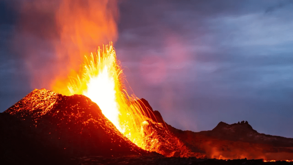 RUSYA’da 8.8’lik DEPREM ve YANARDAĞ PATLAMASI : KLYUCHEVSKO’dan LAVLAR AKIYOR