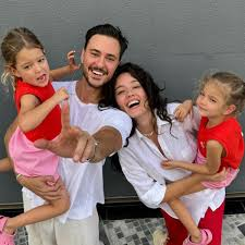 PELİN AKİL ve ANIL ALTAN’dan LONDRA ’dan AİLE POZU