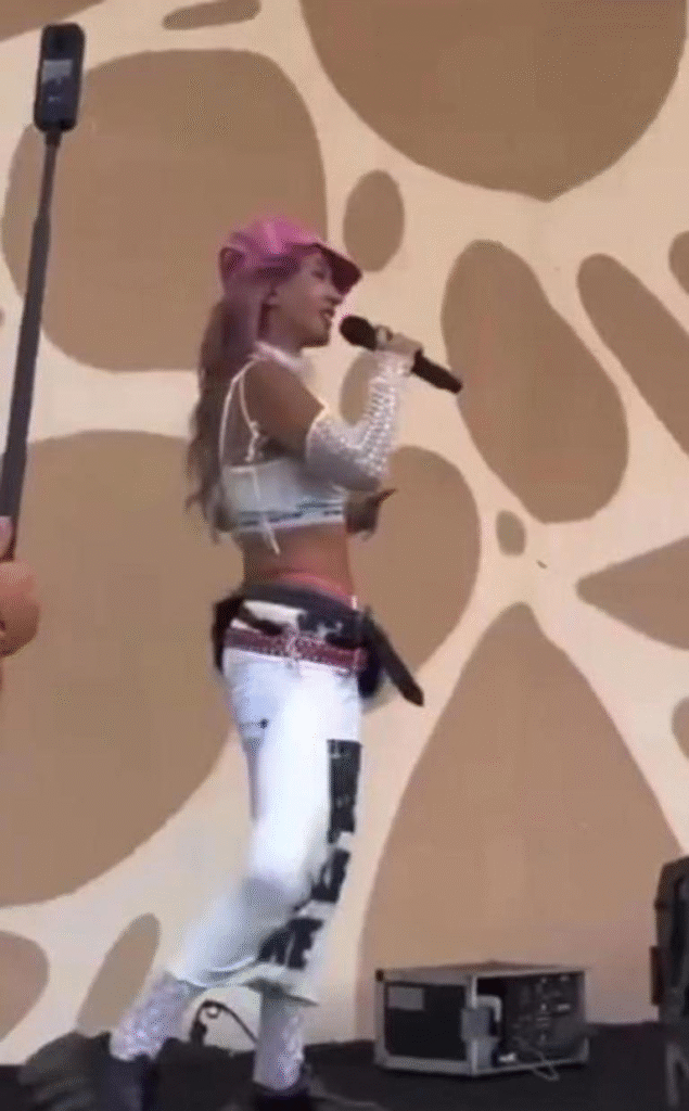 HANDE YENER’in ALAÇATI KONSERİ VE İDDİALI SAHNE KIYAFETİ
