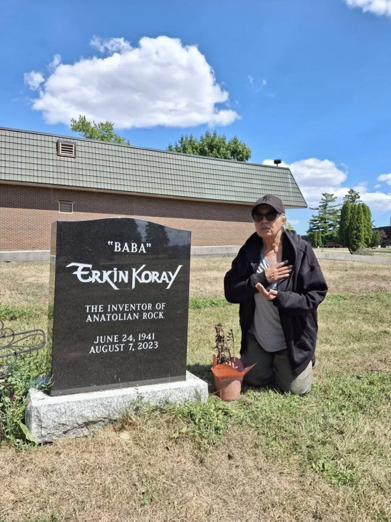 SEYYAL TANER’den DUYGUSAL VEDA ZİYARETİ : ERKİN KORAY’ın TORONTO’daki MEZARI BAŞINDA