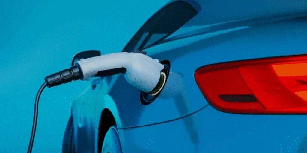 YAZ SICAKLARINDA ELEKTRİKLİ ARAÇ İLE YOLDA KALMAYIN : UZMANLARDAN HAYATİ UYARILAR