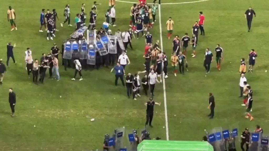 TFF 1. LİG’de GERİLİM : AMEDSPOR  ERZURUMSPOR MAÇINDA KAVGA ÇIKTI