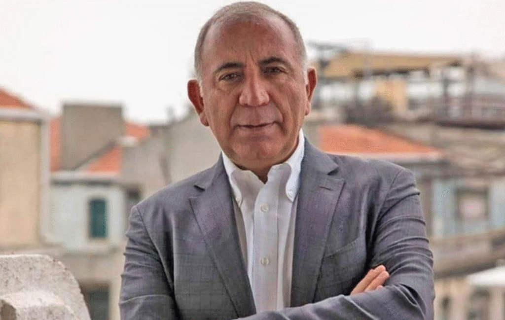 GÜRSEL TEKİN’e ŞİŞELİ PROTESTO İSTANBUL İL BİNASI ÖNÜNDE GERİLİM TIRMANDI
