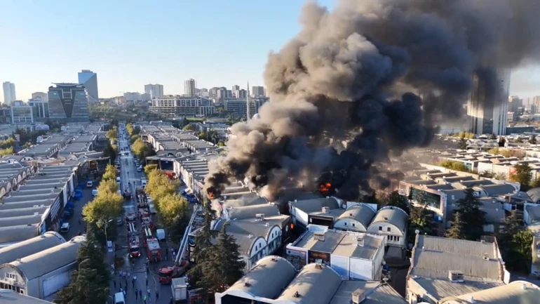 İSTANBUL BAĞCILAR İSTOÇ’ta  KORKUTAN YANGIN ÇOK SAYIDA İŞYERİ YANDI