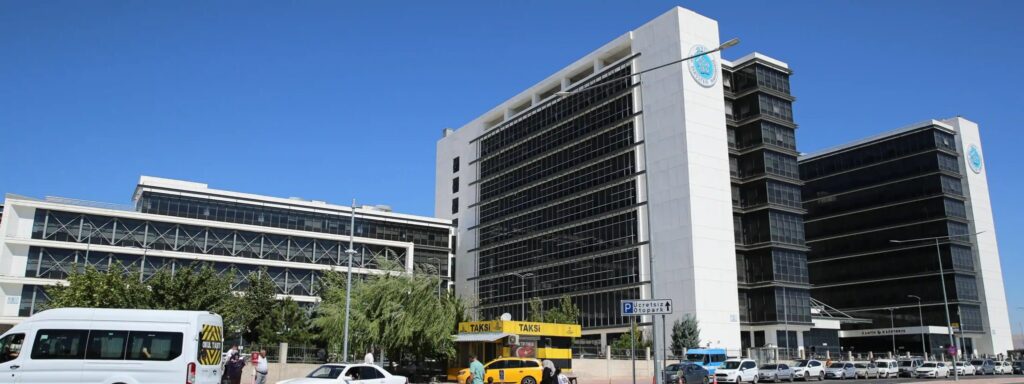 ÜNİVERSİTEDE GÜVEN SARSILDI: ÖĞRENCİLER ve GENÇ ÖĞRETMENLER DOLANDIRILDI