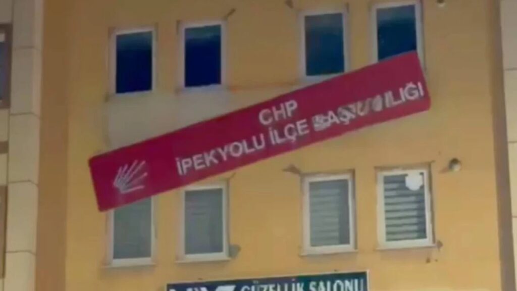 CHP’nin VAN İLÇE BAŞKANLIĞI KURŞUNLANDI ”İMRALI KRİZİ SOKAĞA TAŞTI”