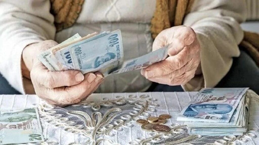 SGK’dan KÖTÜ HABER : EMEKLİ OLUP ÇALIŞANLAR ”MAAŞINIZ KESİLECEK