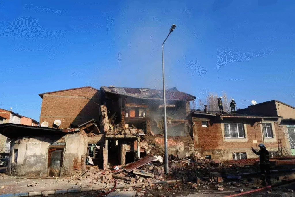 ERZURUM’da DOĞALGAZ FELAKETİ: 2 EV YIKILDI