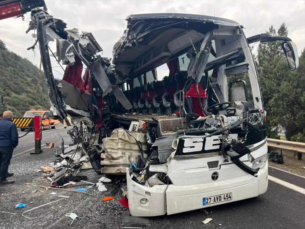 OSMANİYE OTOYOLUNDA OTOBÜS ve TIR ÇARPIŞMASI : 7 ÖLÜ, 11 YARALI