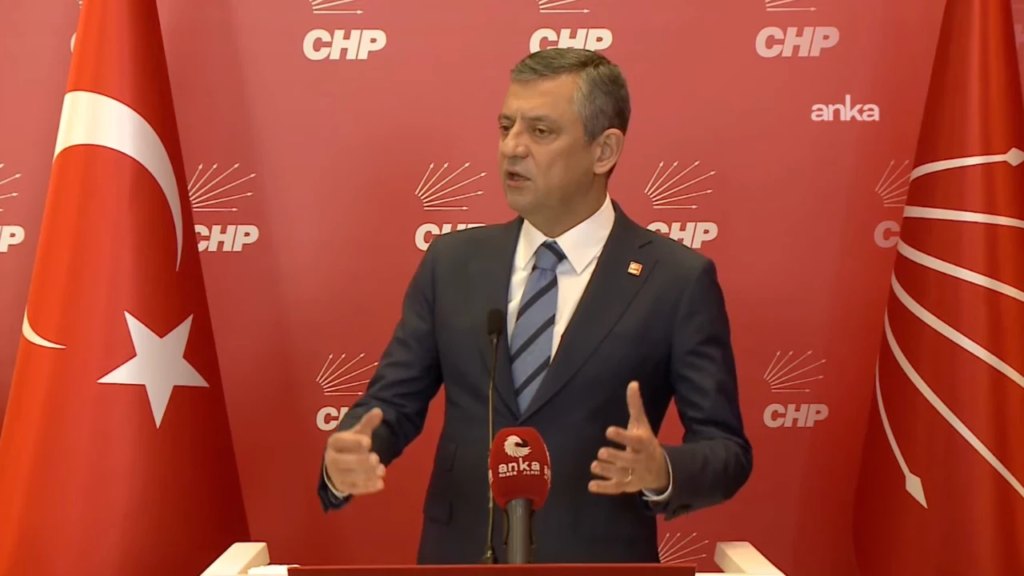 ÖZEL’den MECLİS TACİZİNE TEPKİi: BU PİSLİK NASIL İÇERİ GİRDİ?