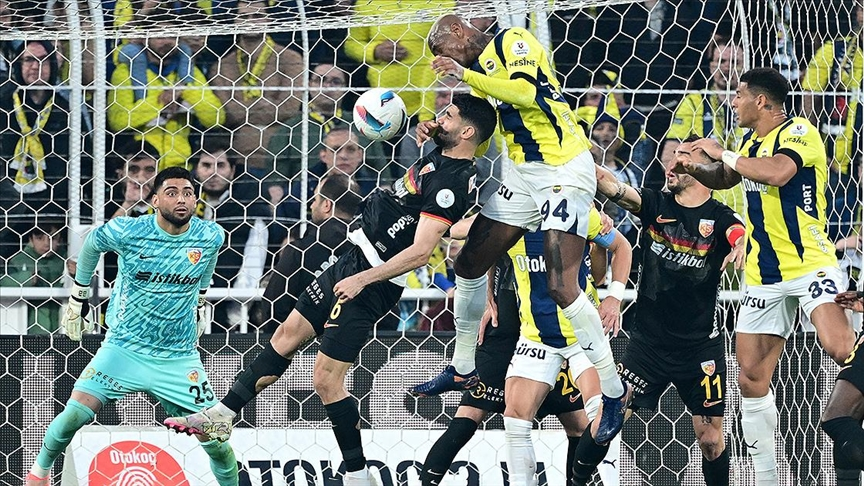 KADIKÖY’de ŞOK : FENERBAHÇE GOLÜNÜ ATTI, VAR İPTAL ETTİ