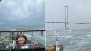 FIRTINA VURDU,FERİBOT SÜRÜKLENDİ! İDO’da YÜZLERCE YOLCU KURTARILMAYI BEKLİYOR