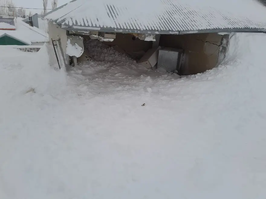 VAN’da ÇIĞ PANİĞİ! EVLER ZARAR GÖRDÜ, KAYIP İHBARI VAR