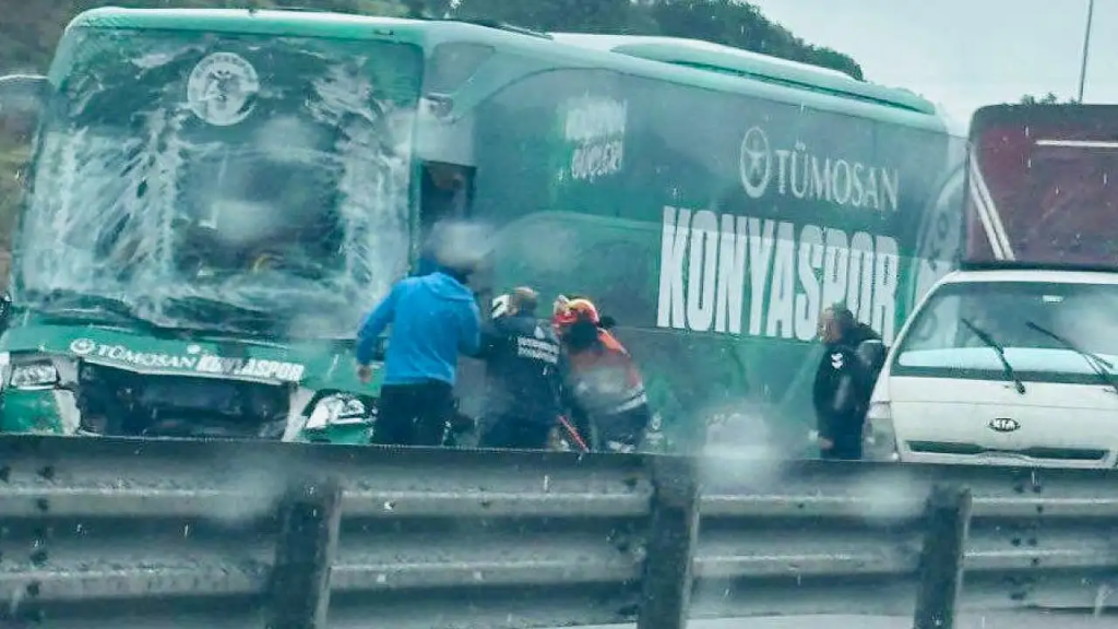 Konyaspor U-19 Otobüsü TEM’de Kaza Yaptı