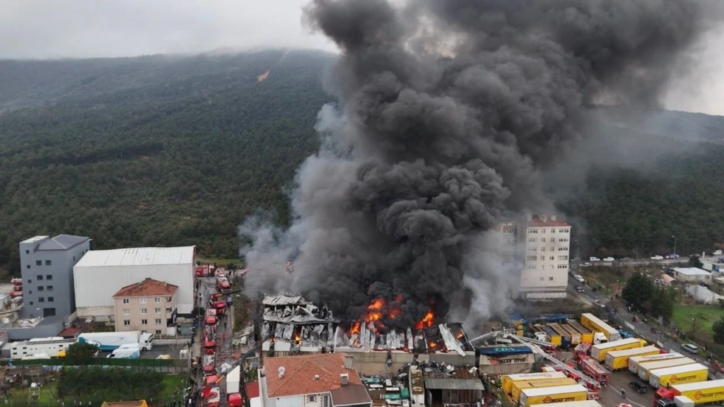 İstanbul Ataşehir de Fabrika Yangını
