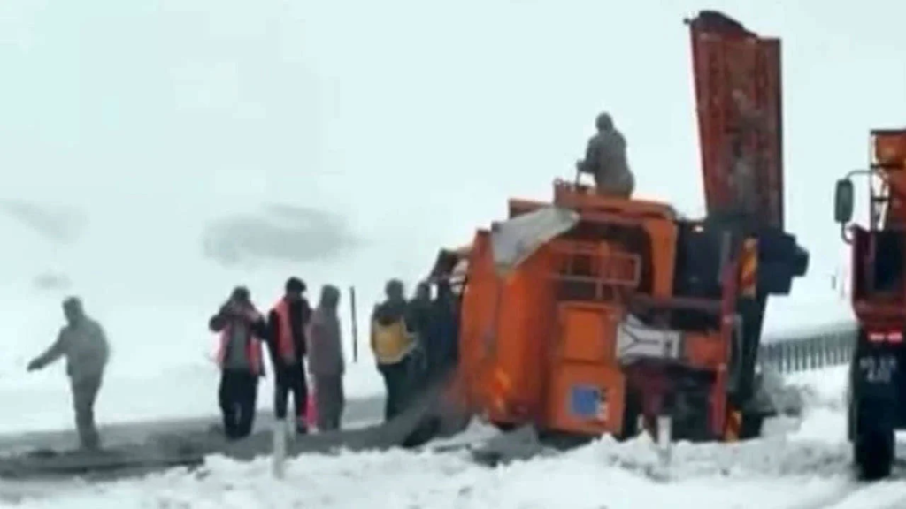 Van’da Kar Küreme Aracı Devrildi: 2 Ölü