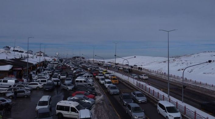 Erciyes de 5 Kilometrelik Araç Kuyruğu