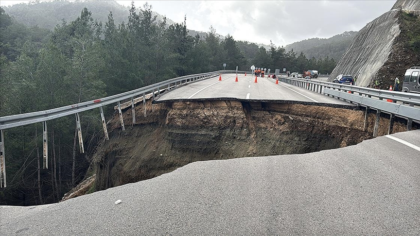 Antalya’da Kara Yolunda Heyelan Alarmı