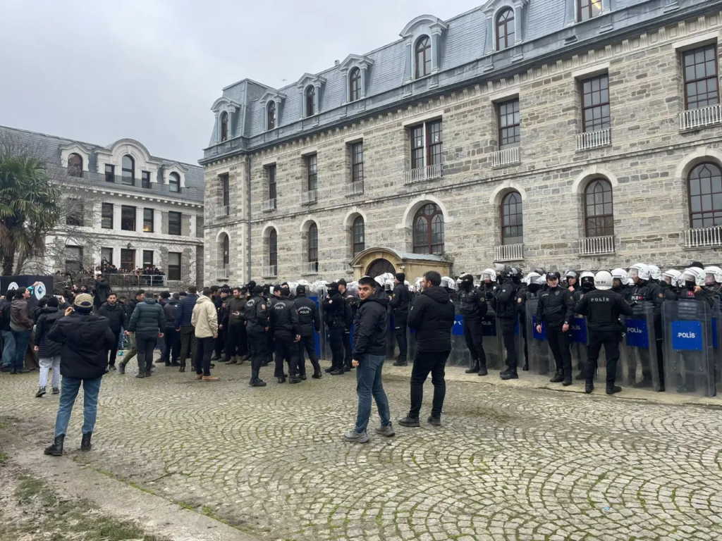 Boğaziçi’nde Protestoya Polis Müdahalesi