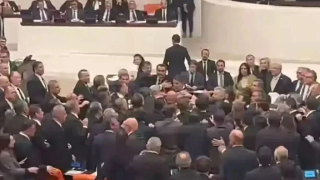 Mecliste Vekiller Arasında Yumruklu Kavga