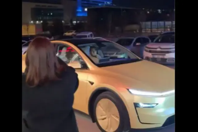 Diva İmaj Değiştirdi, Altın Kaplamalı Araba