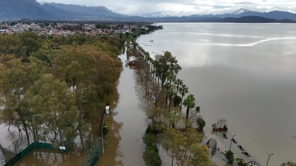 Köyceğiz’de Göl Taştı: Evler, İş Yerleri Sular Altında