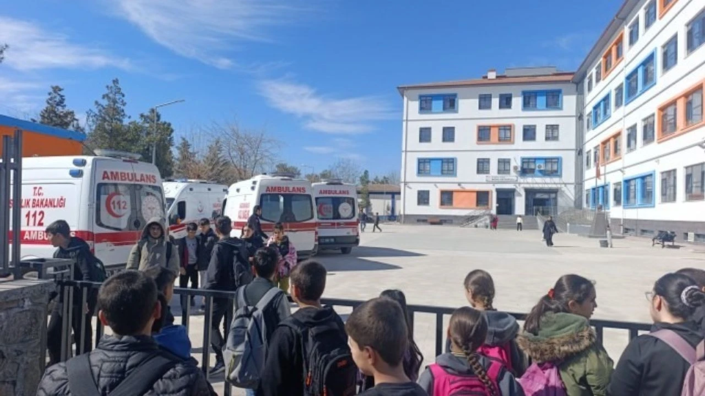 Diyarbakır’da Ortaokulda Acil Durum: Afad Sevk Edildi