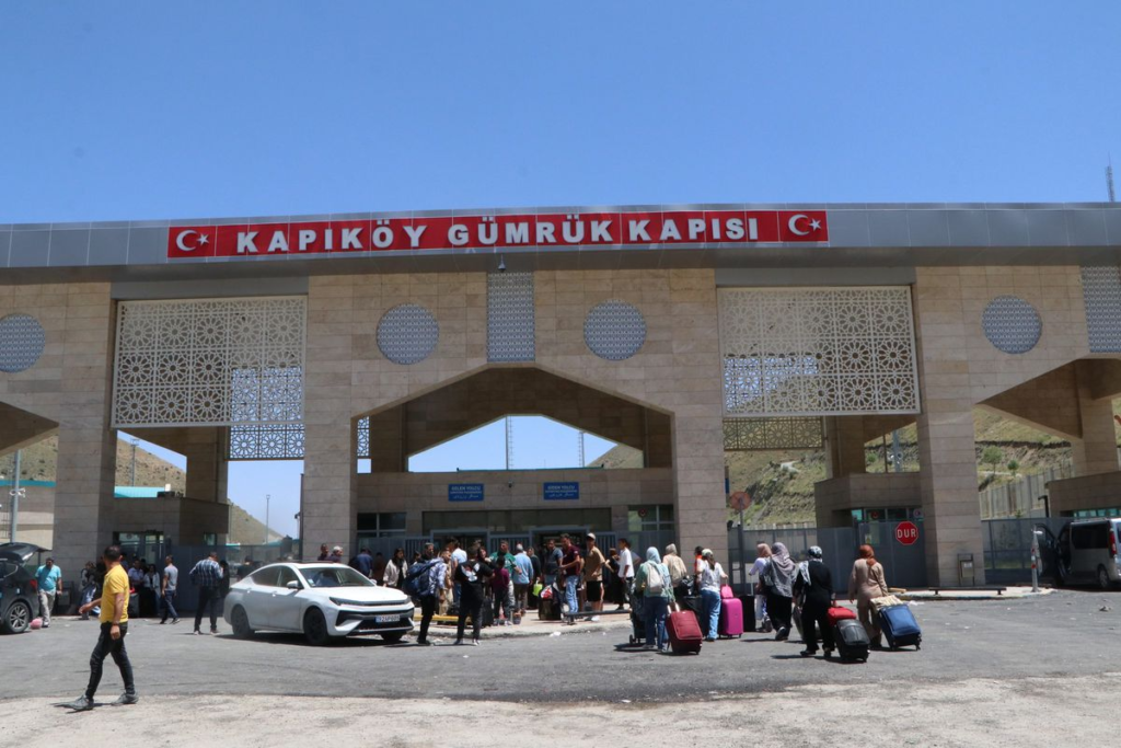 İranlılar ”Önce vatanımız” Diyerek Dönüyorlar