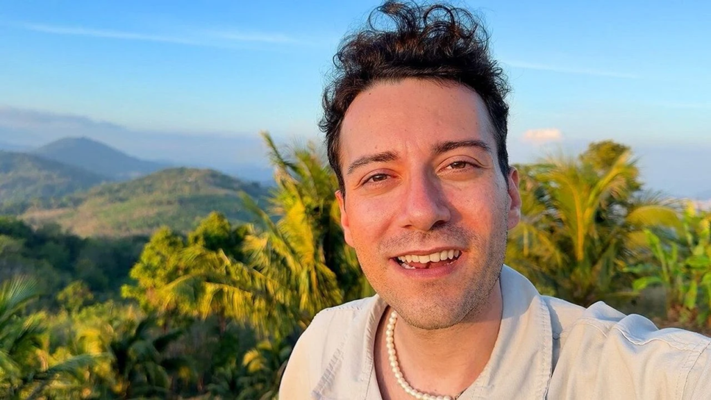 Enes Batur Geri Döndü, 3 Yıl Sustu, 1 Günde Zirveye Çıktı