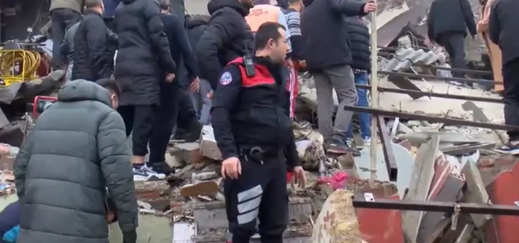 İstanbul Fatih’te 2 Bina Çöktü! Enkaz Altında Kalanlar Var