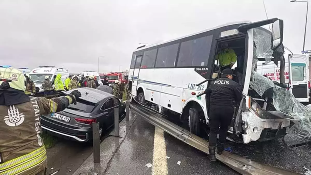 İstanbul’da Polis Servisi Kaza Yaptı: 30 Yaralı, 17’si Polis!