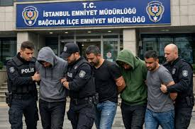 Bağcılar’da, 17 Yaşındaki Genç 2 Polisi Bıçakladı