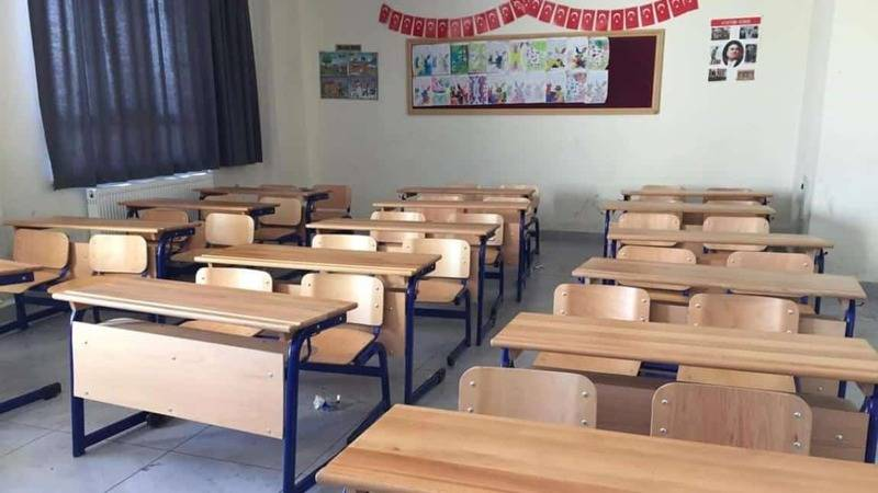 Okul Gerçek, Ögretmenler ve Öğrenciler Sahte