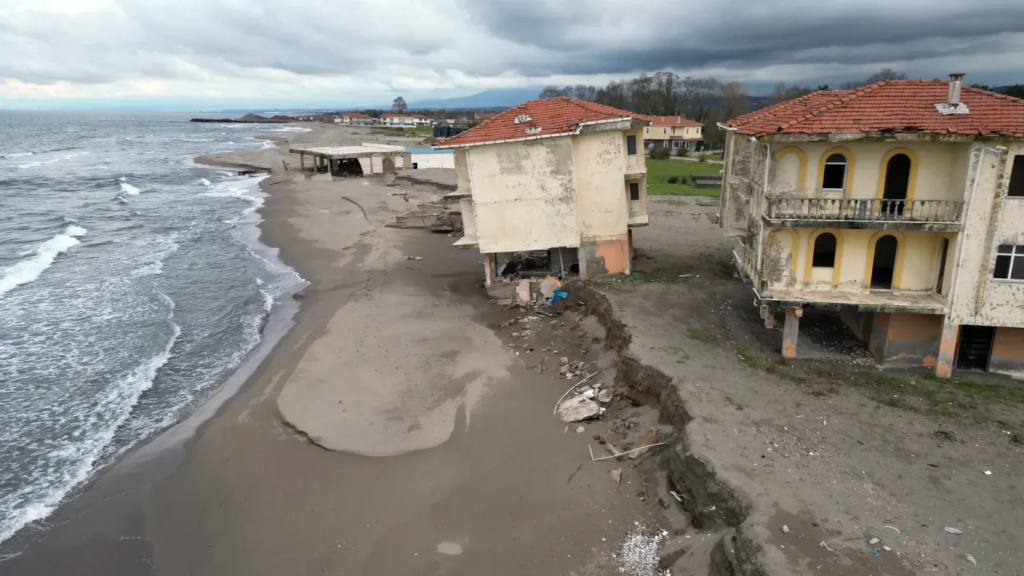 Karasu’da   Deniz 100 metre İlerledi, Villalar Tek Tek Çöktü