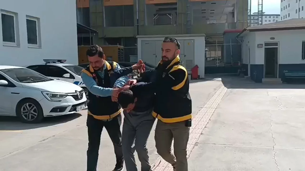 Cezaevinden Çıktı, Satırla Rastgele Saldırdı