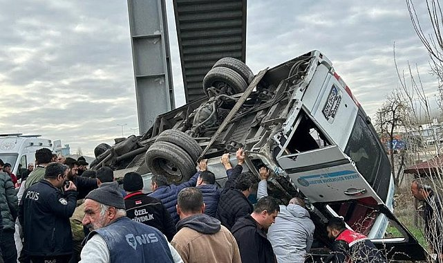 Halk Otobüsü Üst Geçide Çarptı, 4 Ölü ve 13 Yaralı Var