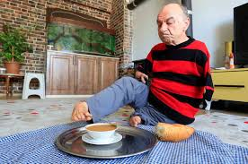 Ayaklarıyla Tıraş oluyor, Boncuk Diziyor, Yemek Yiyor, Para Üstü Veriyor