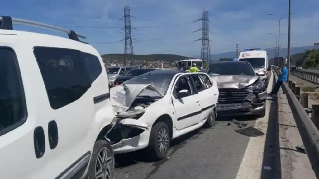TEM’ de zincirleme kaza 10 yaralı