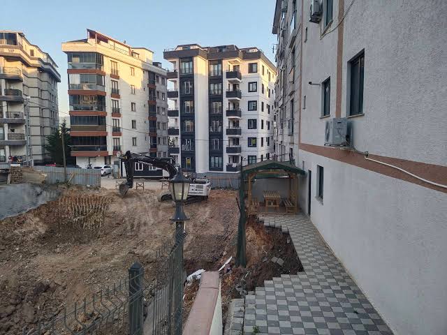 İstanbul’da  İstinat duvarı çöktü, 32 kişi tahliye edildi