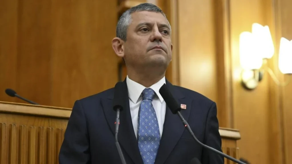 Özel’den erişim engellerine tepki