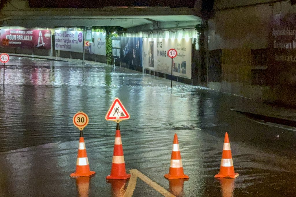 İstanbul sağanağa teslim! Caddeler göle döndü, araçlar sular altında kaldı