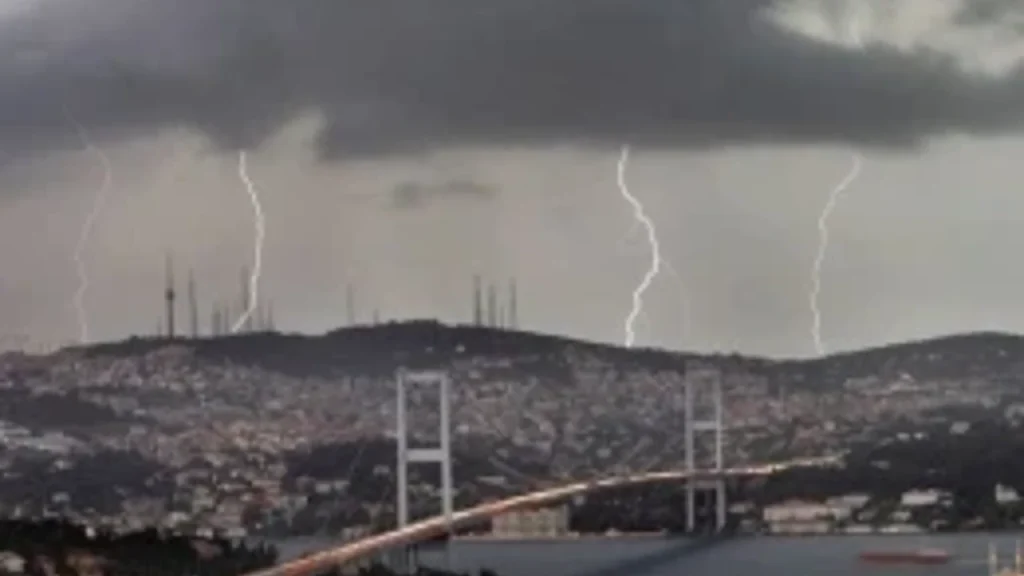 İstanbul’da akşam yağış alarmı! Adil Tek 3 ilçeyi ve havalimanını uyardı