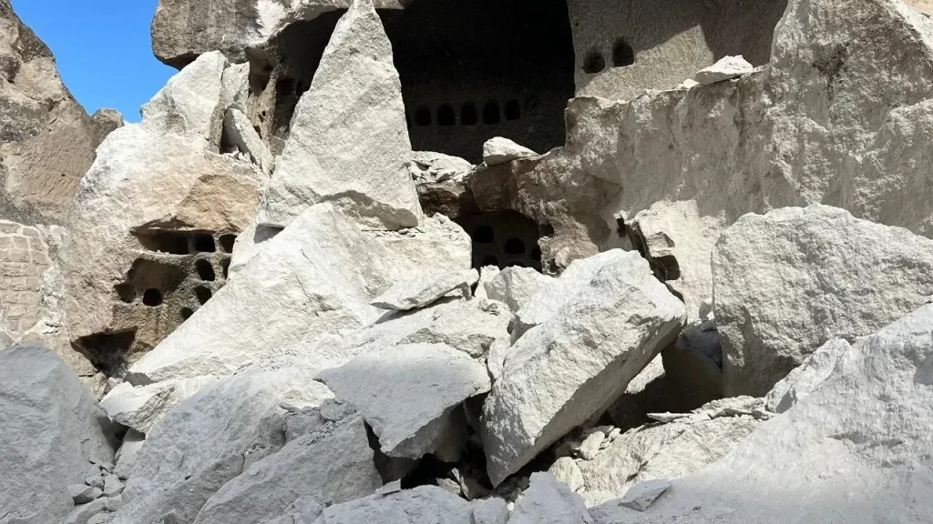 Kapadokya’da Peri Bacası çöktü, Ölü ve yaralılar var