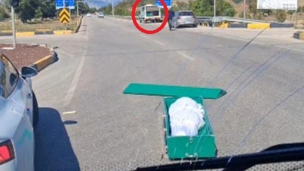 Böylesi nadir görülür içnde cenaze bulunan tabut arabadan ddüştü