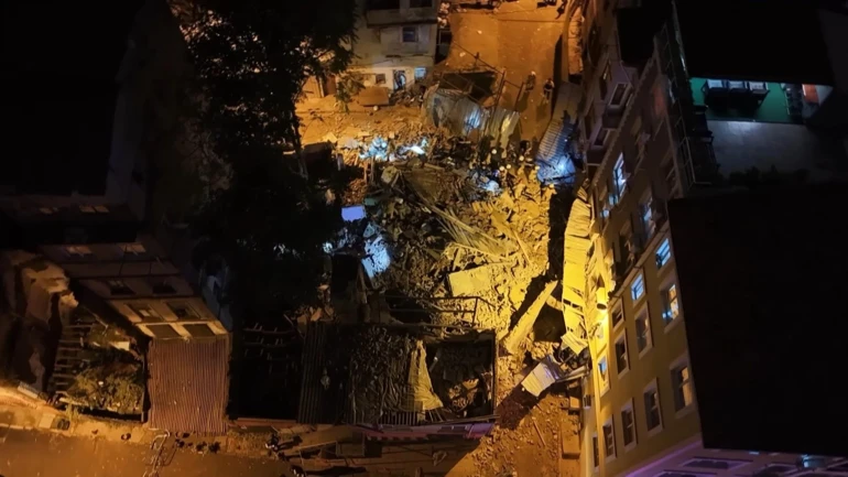 İstanbul Beyoğlu’nda 5 katlı bina çöktü