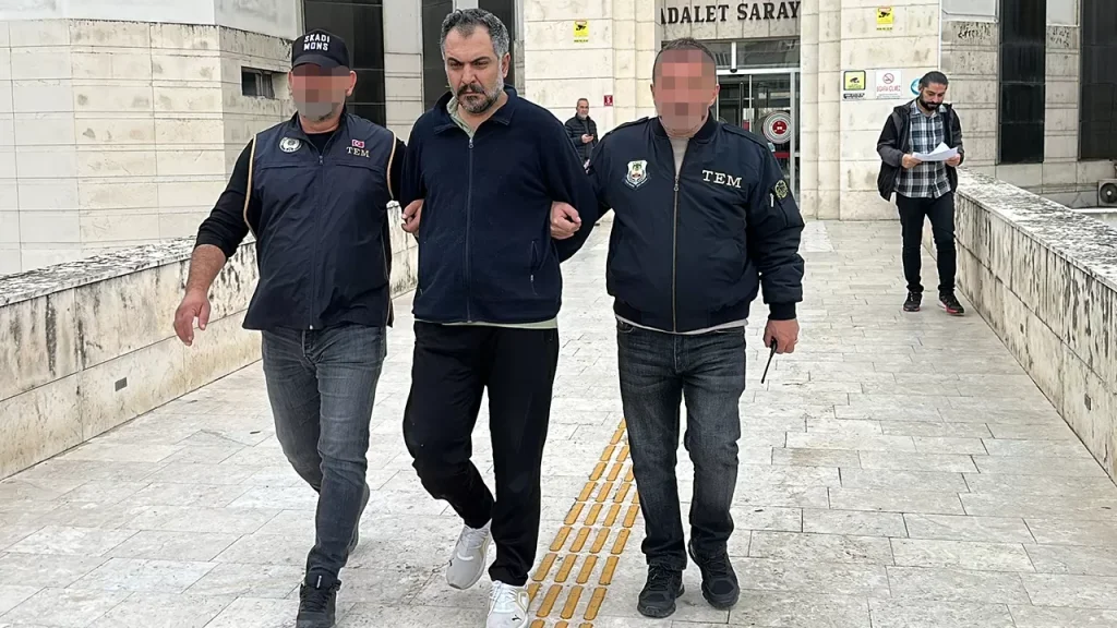 Türk Bayrağı’na ve Atatürk’e hakaret eden öğretmen tutuklandı