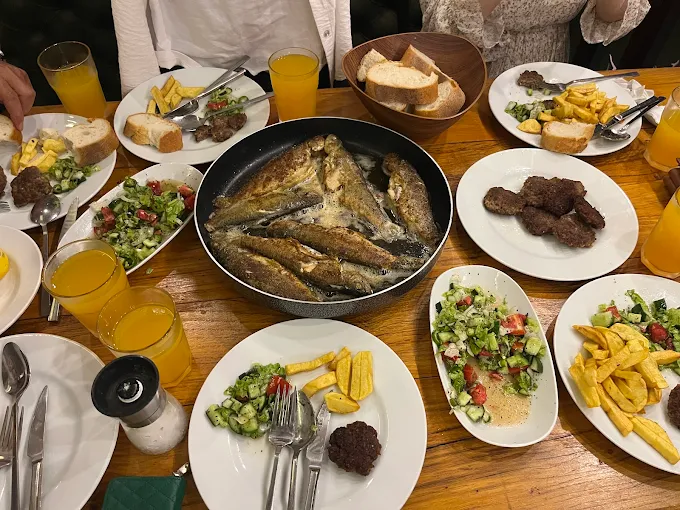 TRABZON YOMRA’DA DOĞAYLA İÇ İÇE LEZZET DURAĞI: ARGULA ALABALIK TESİSİ VE RESTORAN